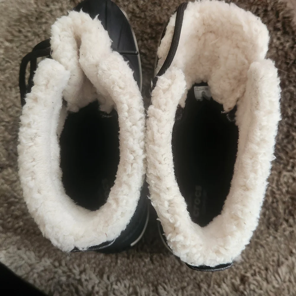 CROCS Black Winter Boots with White Lining - Picture 7 of 7